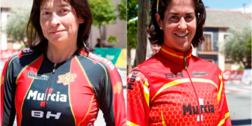 Plata del tándem Josefa Benítez-Mayalen Noriega en el fondo en carretera