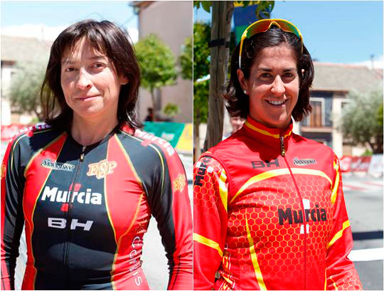 Plata del tándem Josefa Benítez-Mayalen Noriega en el fondo en carretera