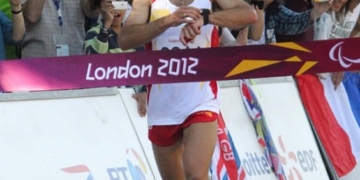 Alberto Suárez se corona en el maratón con oro y récord del mundo