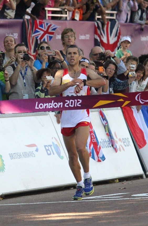 Alberto Suárez se corona en el maratón con oro y récord del mundo