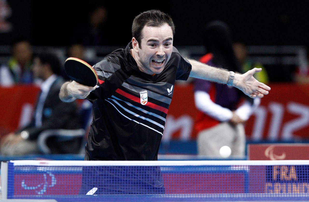 Álvaro Valera saborea ya su medalla de plata individual en tenis de mesa