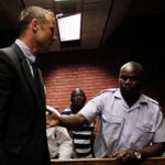 Los fiscales acusan a Pistorius de asesinato con premeditación y el juez aplaza el caso al 19 de febrero