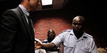 Los fiscales acusan a Pistorius de asesinato con premeditación y el juez aplaza el caso al 19 de febrero