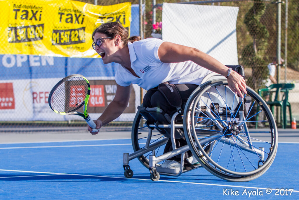Lola Ochoa protagoniza el tenis en silla de ruedas