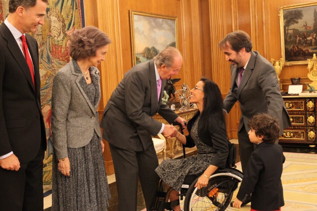 El Rey Juan Carlos impone a Teresa Perales la Gran Cruz del Mérito Deportivo