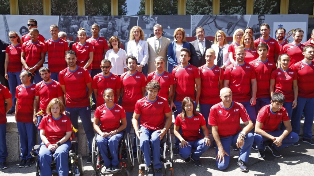 La Infanta Elena y la vicepresidenta del gobierno despiden al equipo paralímpico