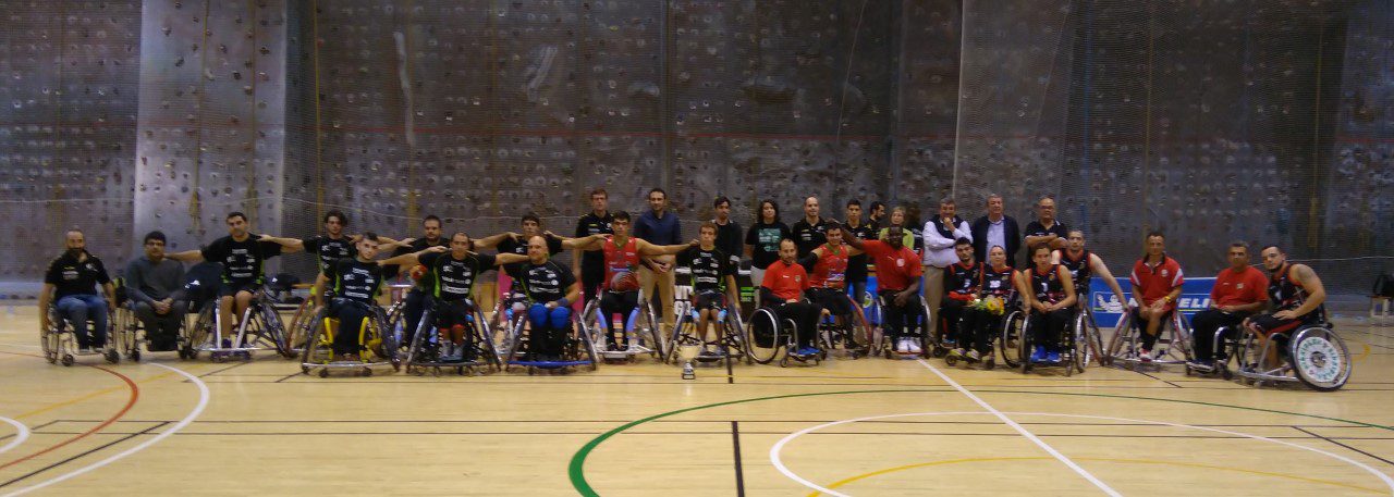 Golpe en la mesa del Fundación Vital Zuzenak