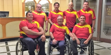 6 españoles rompen platos en Italia