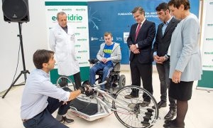 El Hospital Nacional de Parapléjicos cuenta con una nueva bicicleta de manos para los pacientes