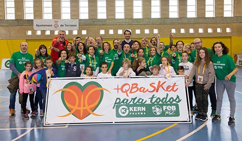 40 personas con discapacidad juegan al basket con Fernando Romay