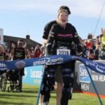 Corre medio maratón en 5 días con parálisis desde la cintura