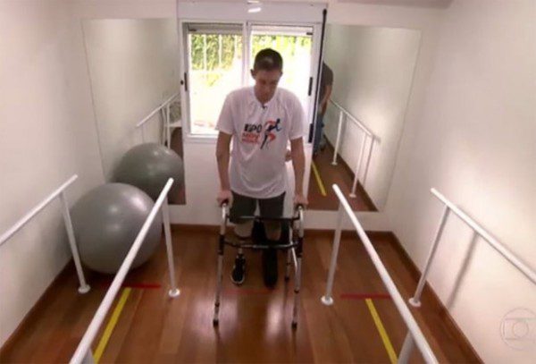 Follmann, arquero del Chapecoense, volvió a caminar con una prótesis