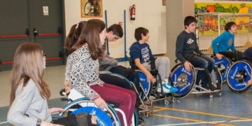 La campaña escolar “no te quedes sentad@” con un centenar de escolares de Vitoria