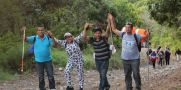 Personas con discapacidad visual conquistan el volcán Barú de Panamá