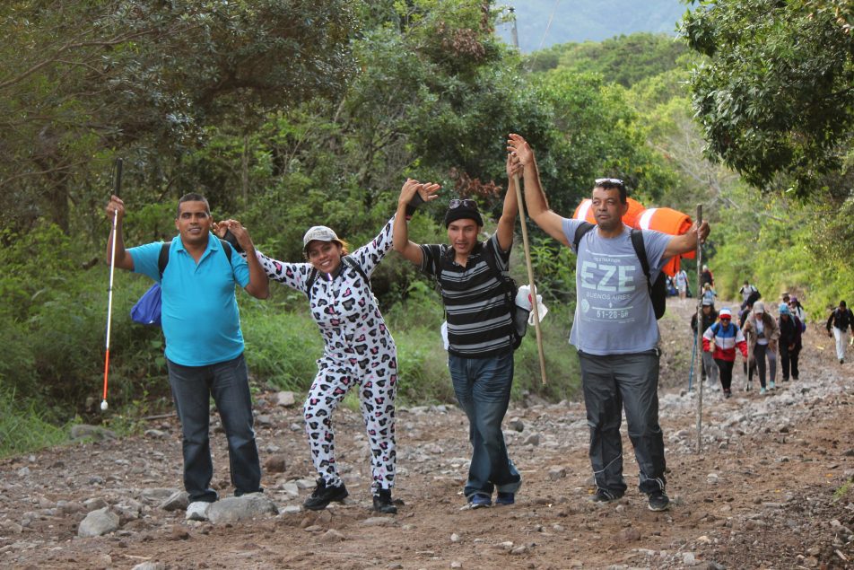 Personas con discapacidad visual conquistan el volcán Barú de Panamá
