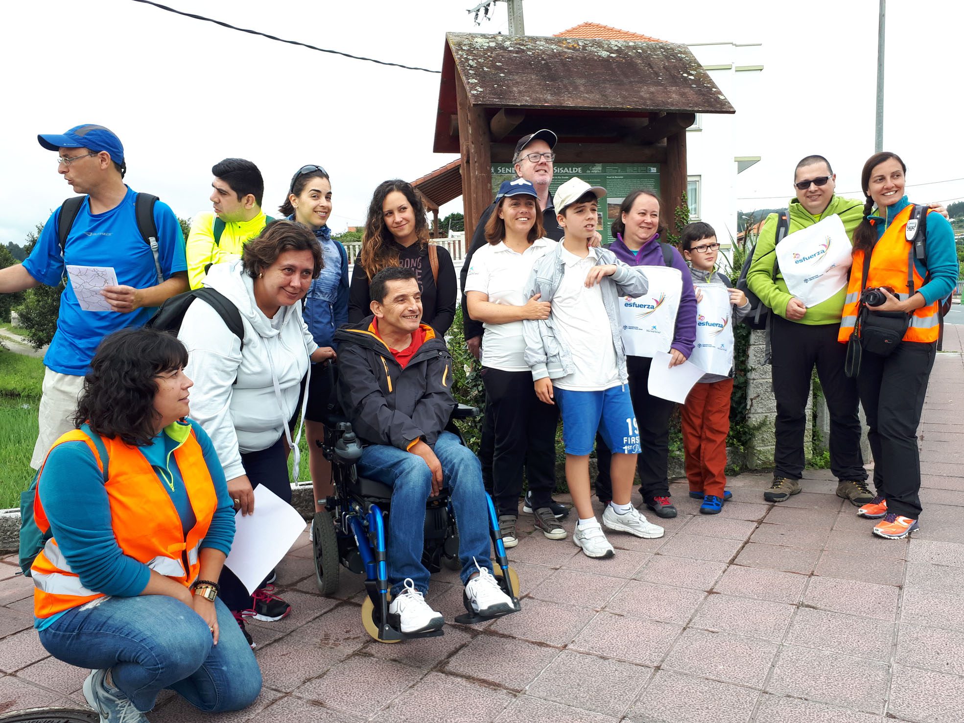 El senderismo inclusivo pisa la playa de Barrañán