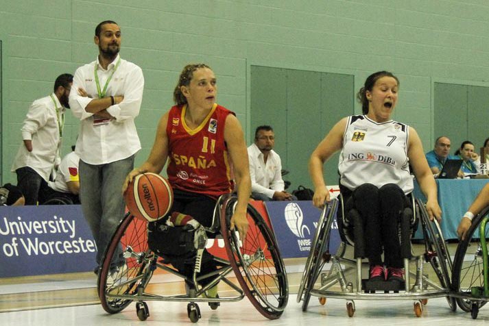 La incombustible Esther Torres, de la canasta a la raqueta