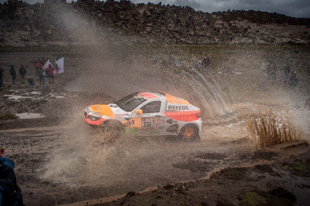 Isidre Esteve firma su mejor resultado en el Dakar a 100 km/h