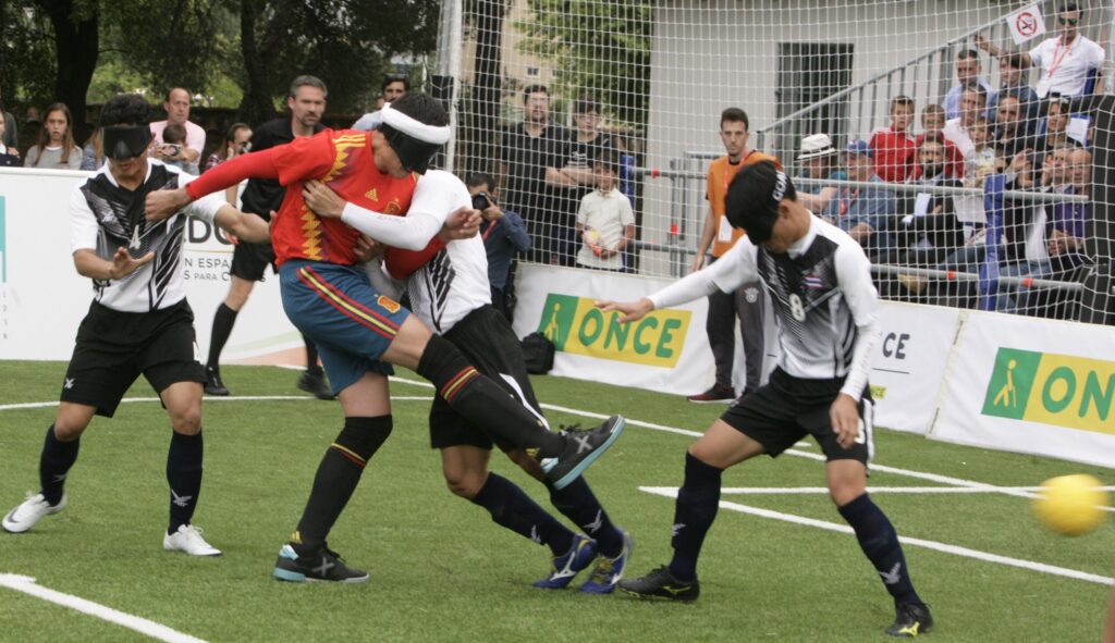 España debuta en el Mundial con un triunfo a balón parado