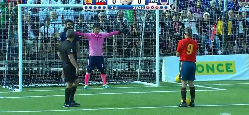 España debuta en el Mundial con un triunfo a balón parado