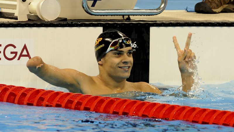 Óscar Salguero completa la triple corona en los 100 braza
