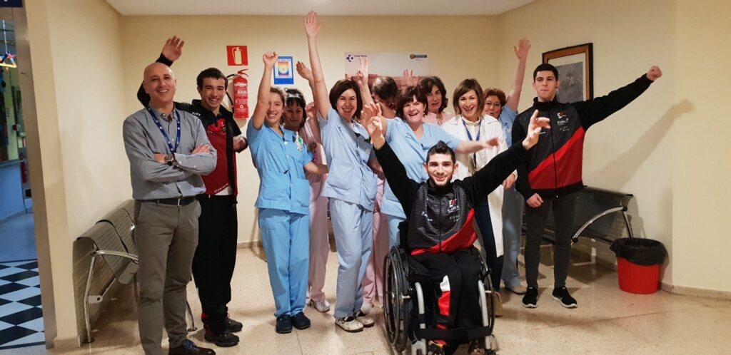 Los deportistas del Zuzenak reparten sonrisas e ilusión
