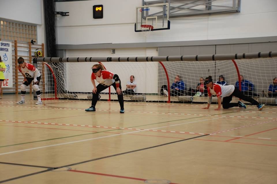 Gran y ajustada lucha en la Liga femenina de goalball