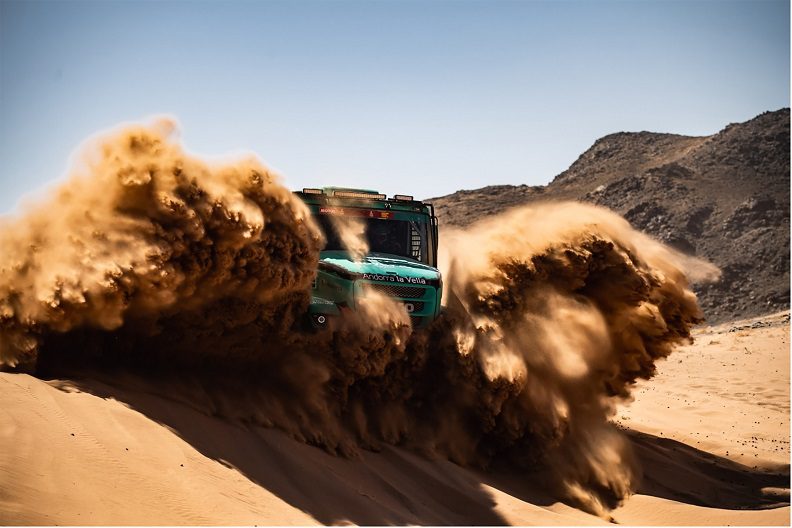 Albert Llovera e Isidre Esteve irrumpen en el Dakar  