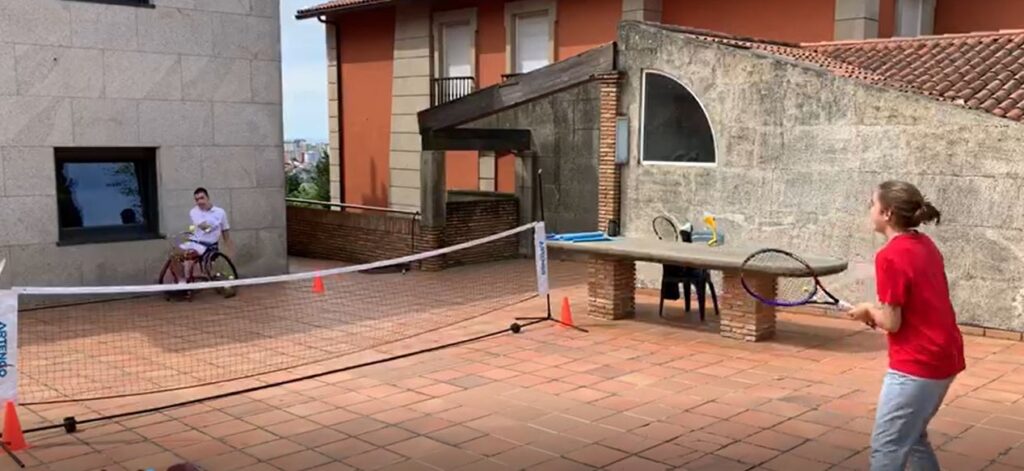 El patio de casa, la improvisada pista de tenis de Martín de la Puente