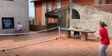 El patio de casa, la improvisada pista de tenis de Martín de la Puente