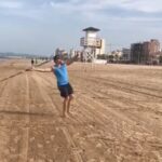 La jabalina de Héctor Cabrera sobrevuela la playa de Gandía