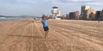 La jabalina de Héctor Cabrera sobrevuela la playa de Gandía