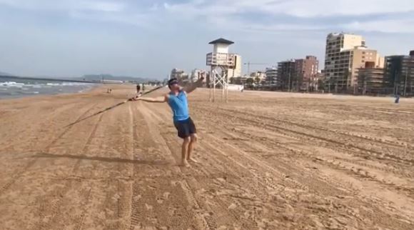 La jabalina de Héctor Cabrera sobrevuela la playa de Gandía