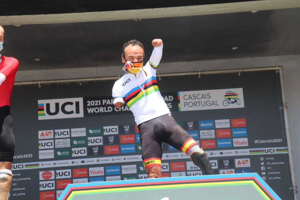 Ricardo Ten luce nuevo maillot arcoíris de campeón del mundo