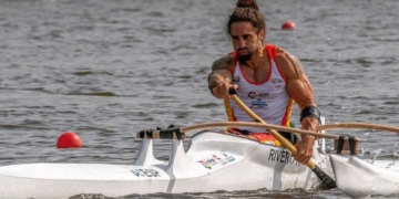 Higinio Rivero navega con paladas vigorosas hasta Tokio