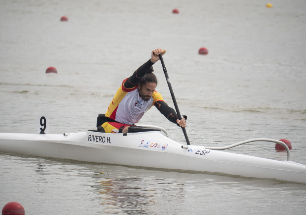 Higinio Rivero navega con paladas vigorosas hasta Tokio