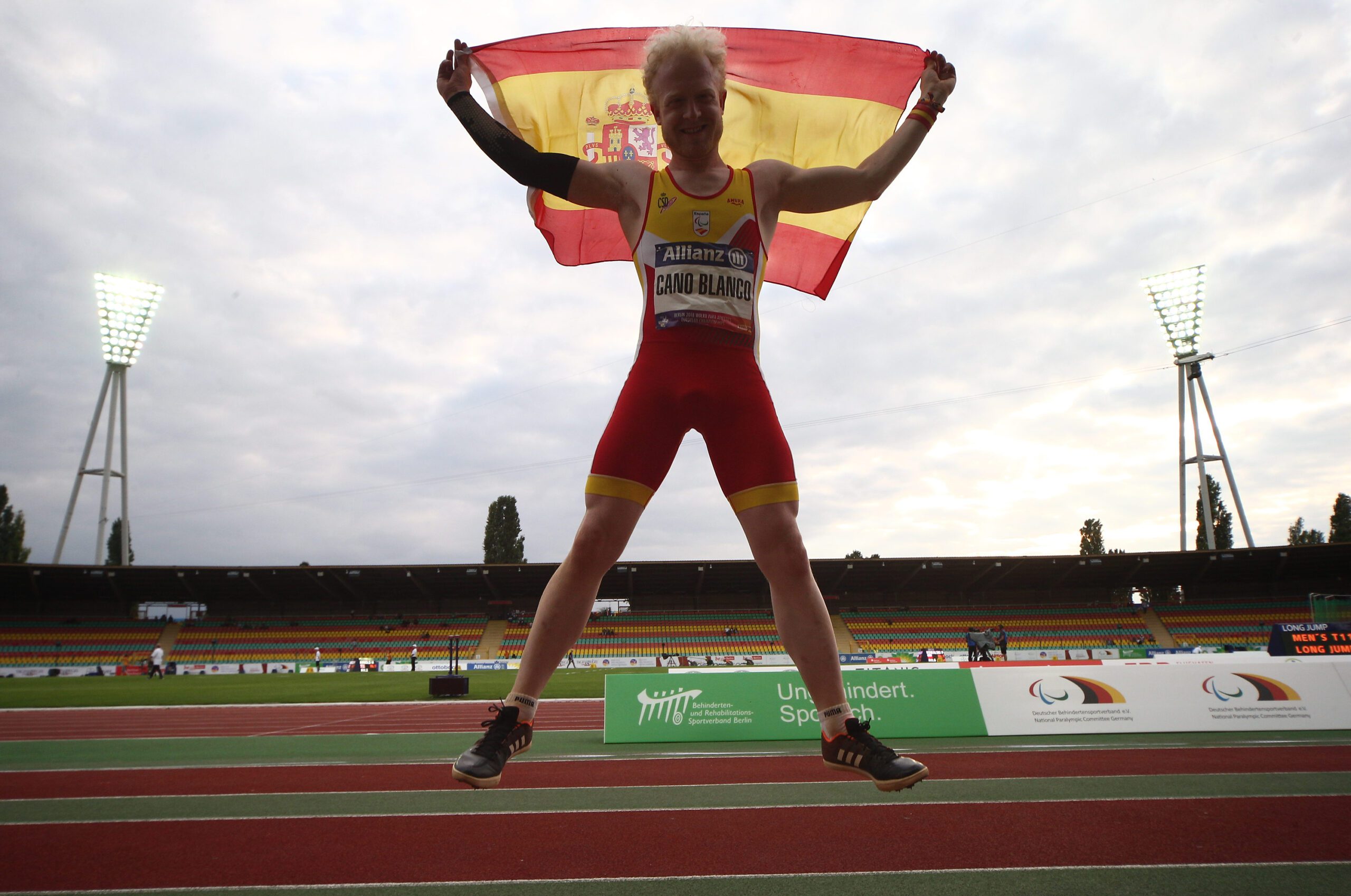 Iván Cano, un 'saltamontes' sobre el foso de arena