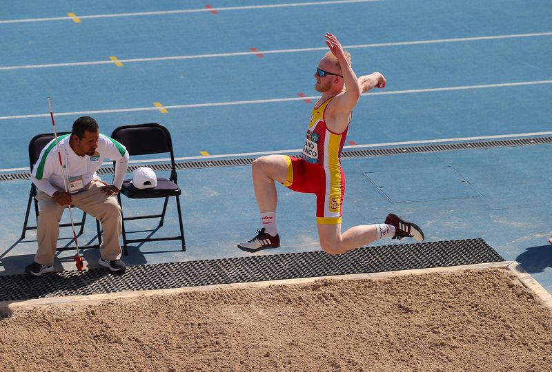 Iván Cano, un 'saltamontes' sobre el foso de arena