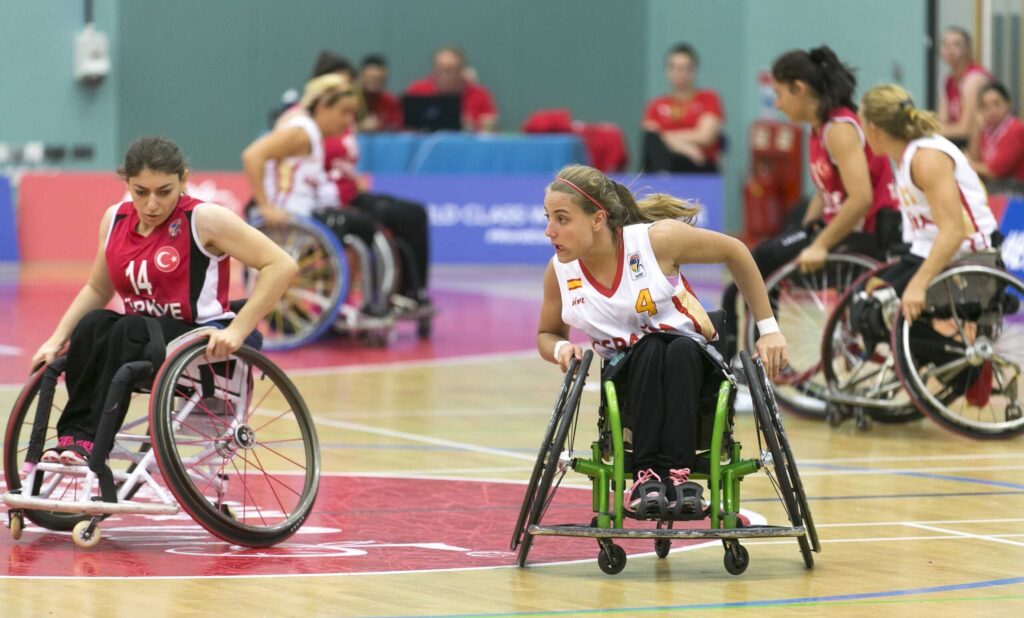 Lourdes Ortega, salero y ritmo en la pista de baloncesto