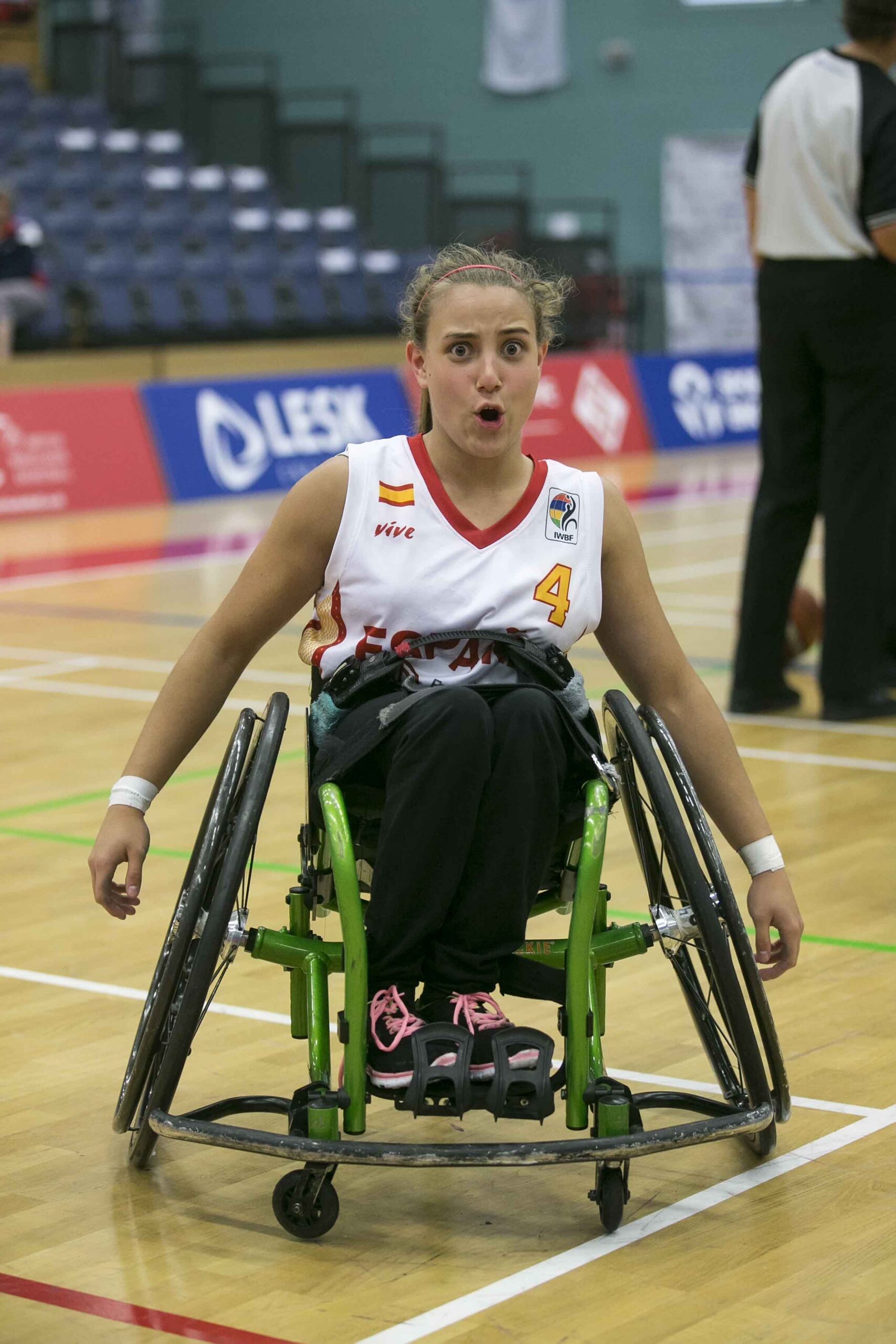 Lourdes Ortega, salero y ritmo en la pista de baloncesto