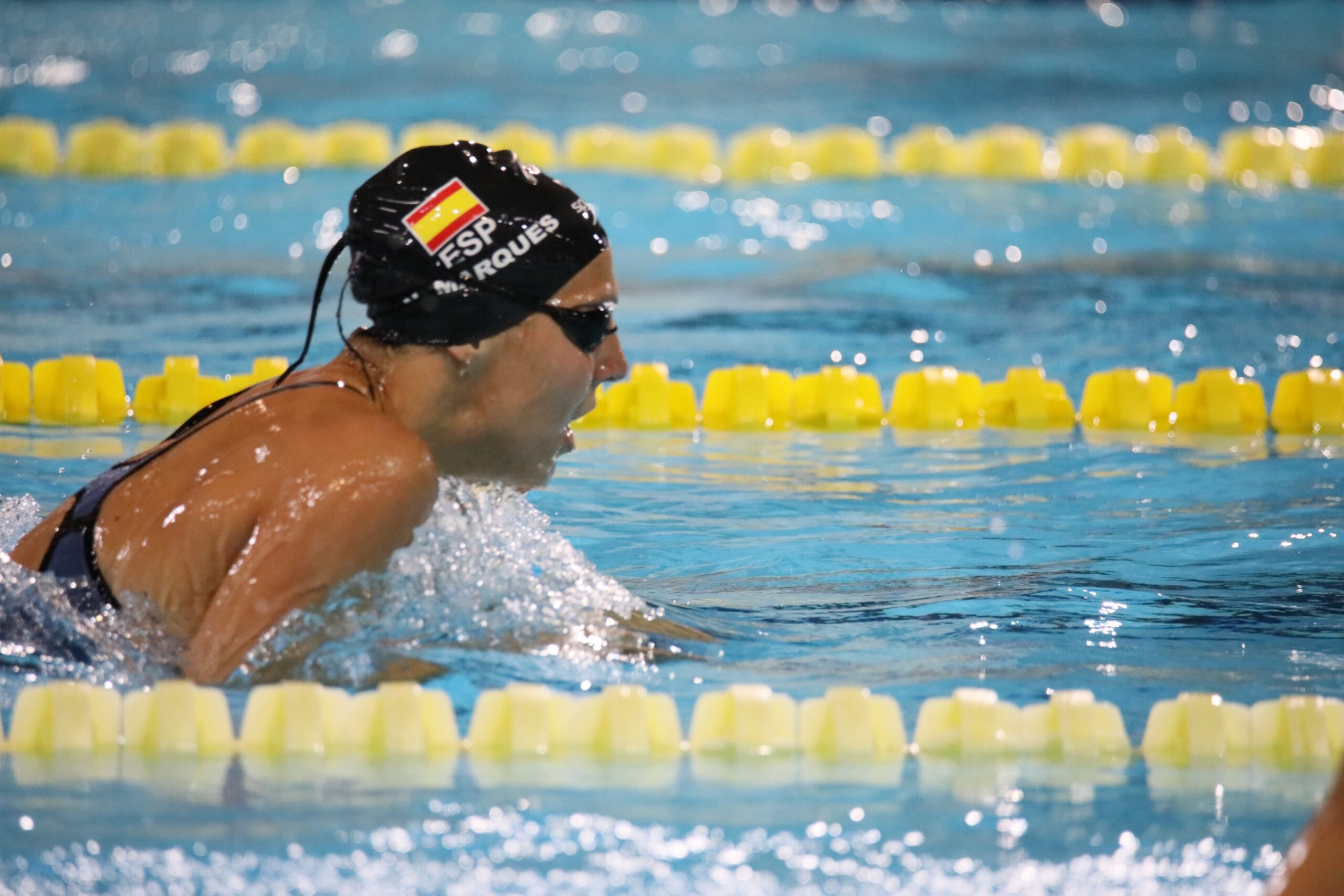 La risueña Núria Marquès, una joya que reluce en la piscina
