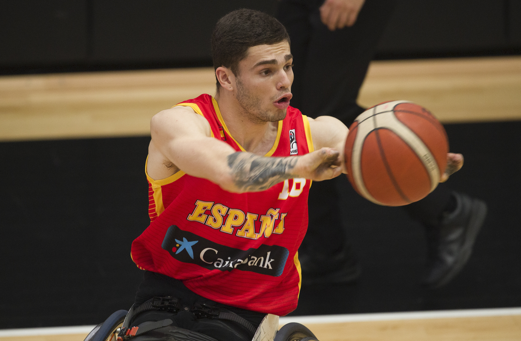 Óscar Onrubia, gallardía, frescura y alegría con el balón anaranjado