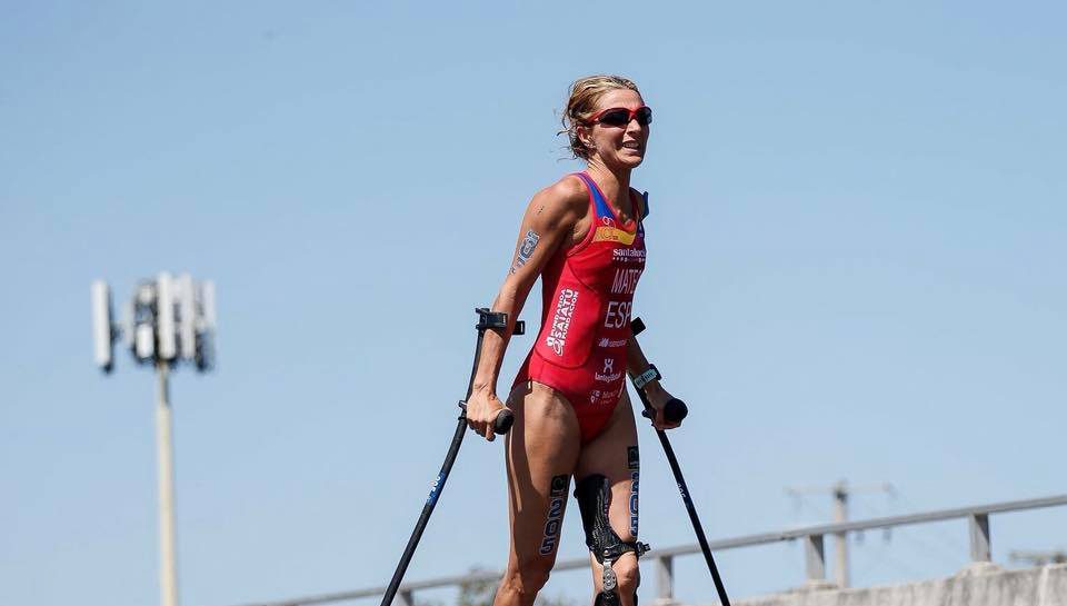 Rakel Mateo, una perseverante triatleta entre muletas