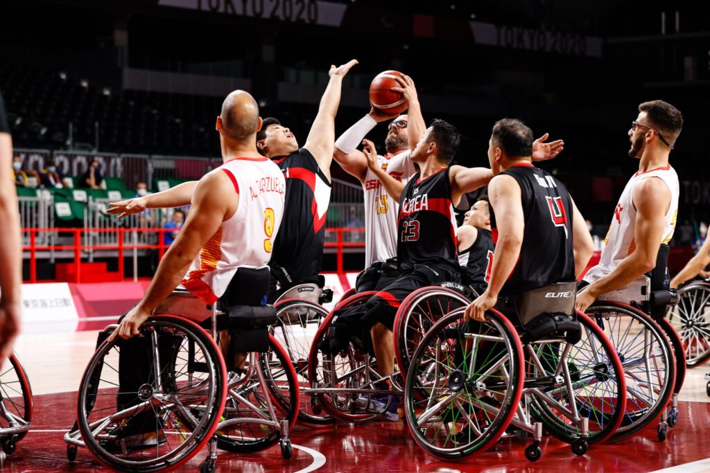 España suda para vencer a Corea en el estreno
