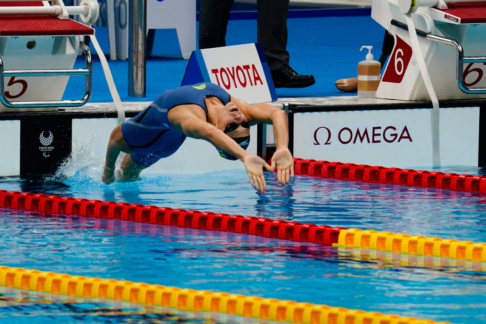 Núria Marquès degusta una dulce plata en el 100 espalda