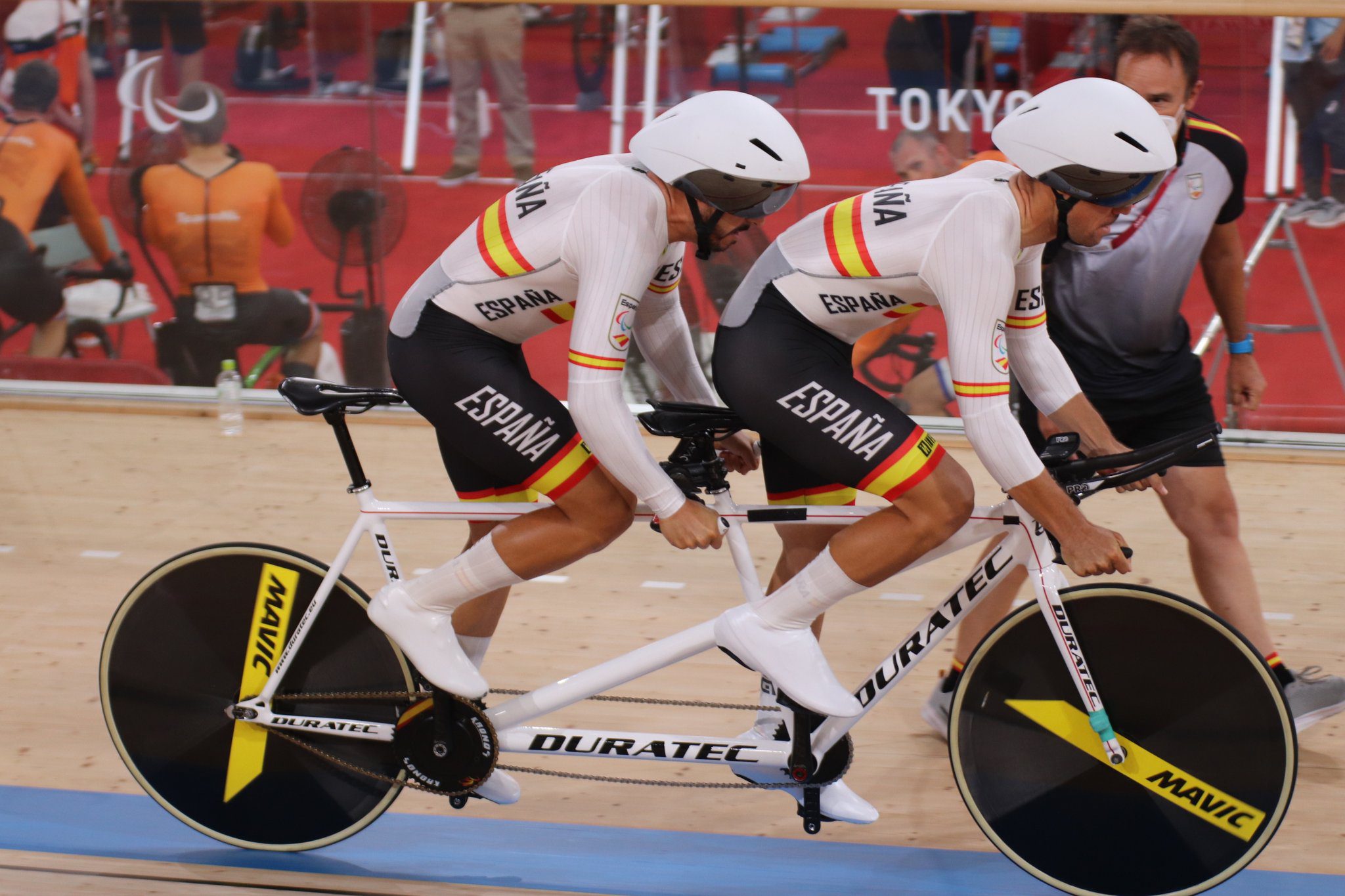 Los tándems españoles, lejos del podio en persecución