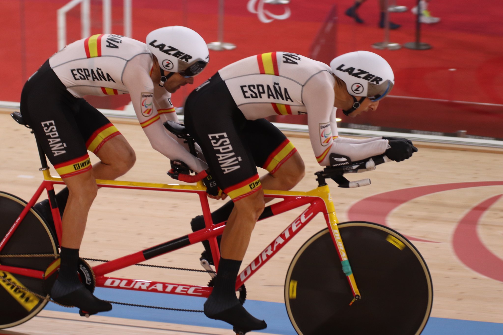 Los tándems españoles, lejos del podio en persecución