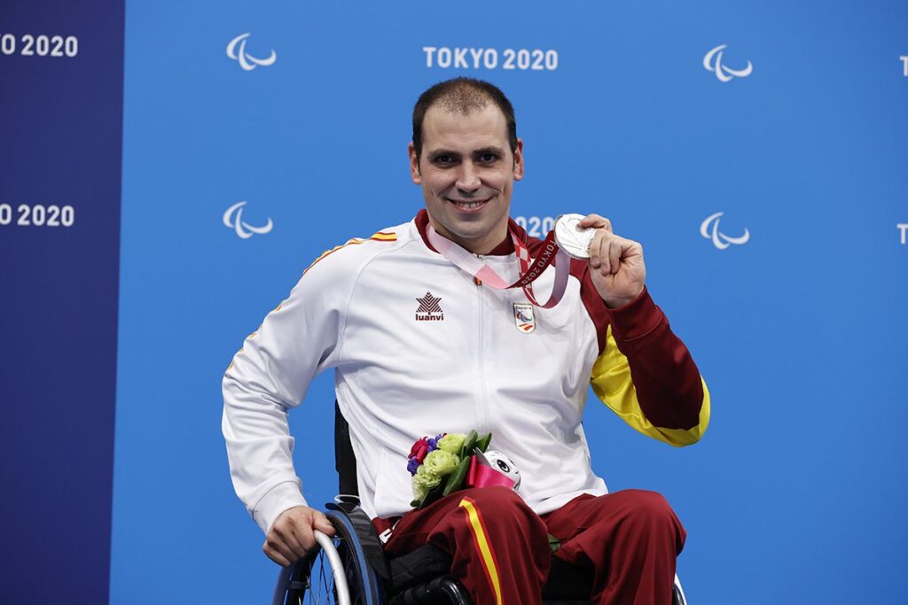 Toni Ponce vuela hacia la medalla de plata en 200 libre