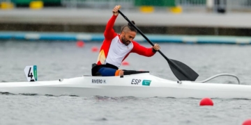 Higinio Rivero cabalga con la canoa hasta la plata mundial