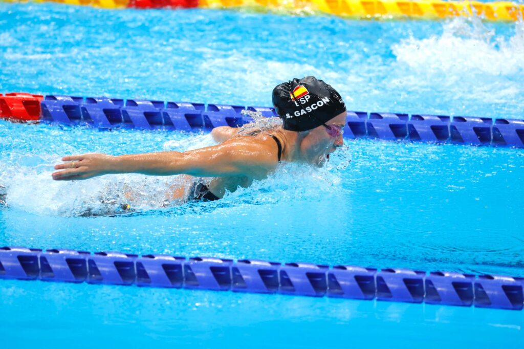 Sarai Gascón remonta hacia el bronce en 100 mariposa